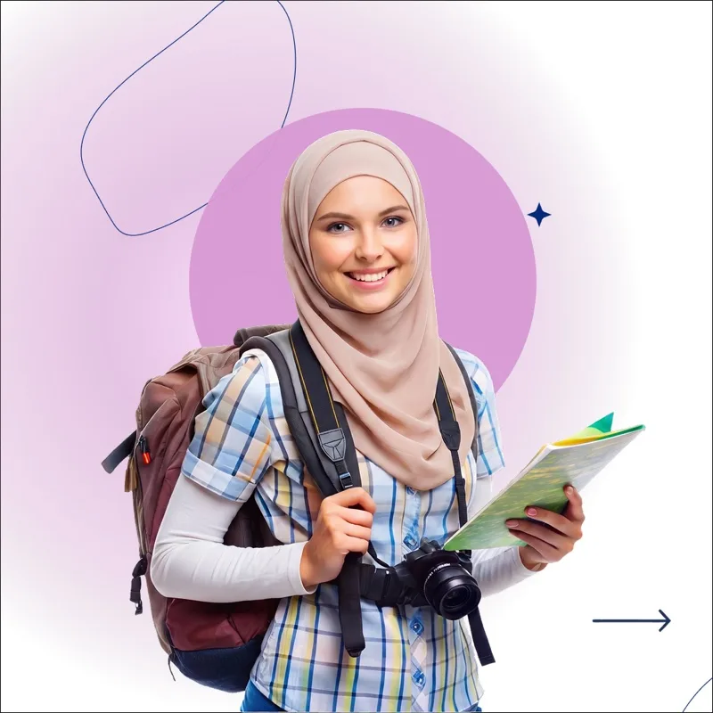 الصفحة الأولى من حملة سفر مصممة في أندلسي، صورة مسافرة تحمل حقيبة ظهر وخريطة